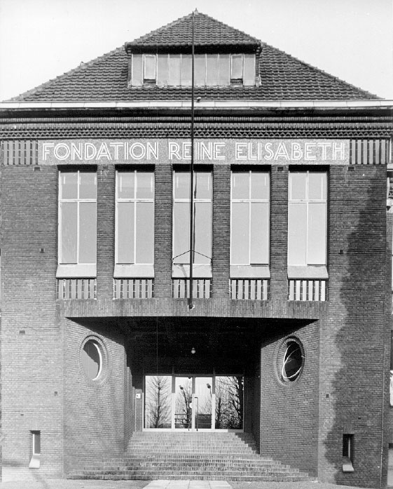 Der Eingang des Gebäudes, in der Nähe des Brugmann-Krankenhauses von Laken